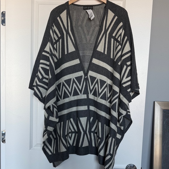 Forever 21 Sweaters - Forever 21 Gray Geometric Poncho/Sweater